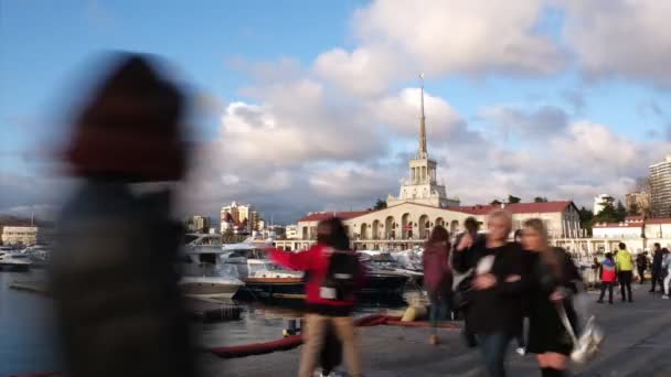 タイムラプス ビデオ グランド マリーナのとメインの塔や尖塔 ロシアと港の建物 — ストック動画