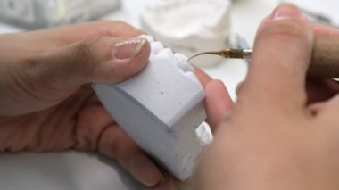 Diş Crown diş teknisyeni biler. bir diş Bileme ve parlatma molar kron birtakım teknisyeni omuz çekim üzerinde.