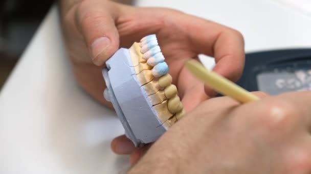 Зубная Корона Зубного Техника Через Плечо Снимок Стоматолога Шлифующего Полирующего — стоковое видео