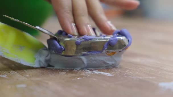 Gros Plan Des Mains Dentiste Qui Retire Une Prothèse Plâtre — Video