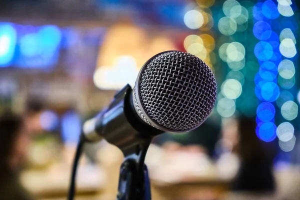 Microfoon Een Stand Comedy Podium Met Kleurrijke Bokeh Hoog Contrast — Stockfoto