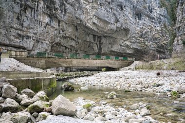 Yupshar Abhazya kanyonda. Göl Ritsa giden yol. Taş çanta