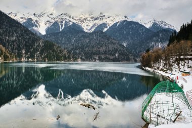 Göl Ritsa, Abhazya'da, Caucasus üzerinde karlı kış