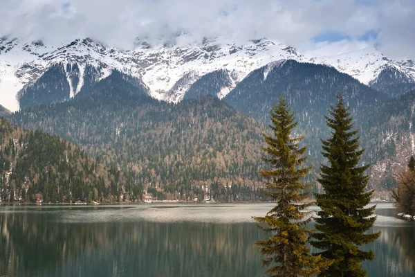 Сніжна Зима Озері Ritsa Абхазії Кавказ — стокове фото