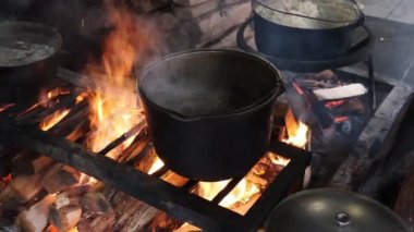 Geleneksel mutfağı büyük siyah pot yemek yemek, doğal ahşap Isıtma ateşle