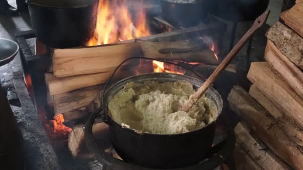 Boling Mixing Traditional Hominy Food — Stock Video