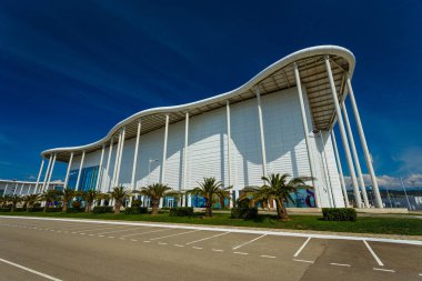 Soçi, Rusya - 13 Okt, 2016: Ana Olimpiyat Media Center'ın yeni modern bina Rus Uluslararası Yatırım Forumu için bir mekan olarak kullanılır. Giriş görünümü ile açık mavi gökyüzü yaz