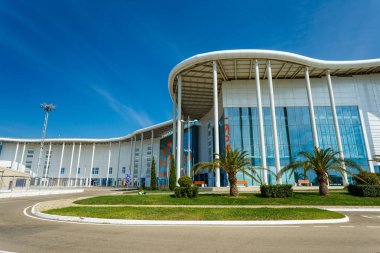 Soçi, Rusya - 13 Okt, 2016: Ana Olimpiyat Media Center'ın yeni modern bina Rus Uluslararası Yatırım Forumu için bir mekan olarak kullanılır. Giriş görünümü ile açık mavi gökyüzü yaz