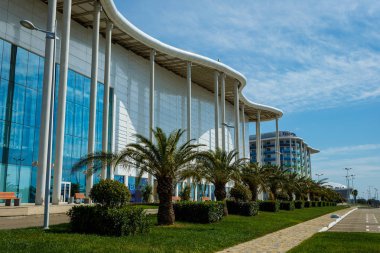 Soçi, Rusya - 13 Okt, 2016: Ana Olimpiyat Media Center'ın yeni modern bina Rus Uluslararası Yatırım Forumu için bir mekan olarak kullanılır. Giriş görünümü ile açık mavi gökyüzü yaz