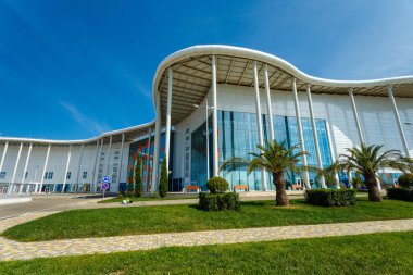 Soçi, Rusya - 13 Okt, 2016: Ana Olimpiyat Media Center'ın yeni modern bina Rus Uluslararası Yatırım Forumu için bir mekan olarak kullanılır. Giriş görünümü ile açık mavi gökyüzü yaz