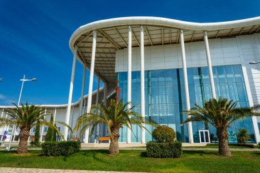 Soçi, Rusya - 13 Okt, 2016: Ana Olimpiyat Media Center'ın yeni modern bina Rus Uluslararası Yatırım Forumu için bir mekan olarak kullanılır. Giriş görünümü ile açık mavi gökyüzü yaz