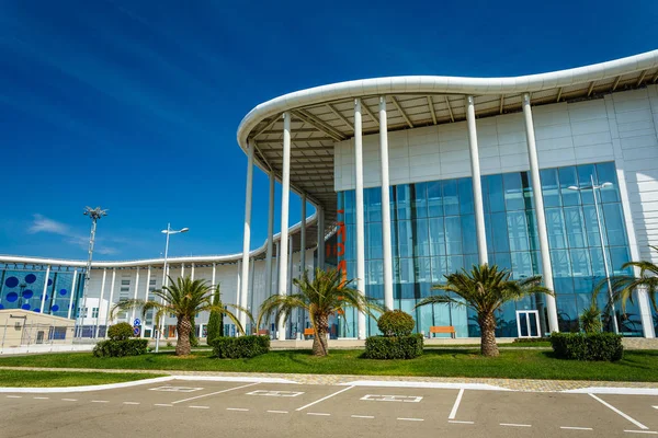 Sochi, Rússia - 13 OKT, 2016: Novo edifício moderno do Main Olympic Media Center é usado como um local para o Fórum Internacional de Investimentos da Rússia. Vista de entrada com céu azul claro no verão — Fotografia de Stock