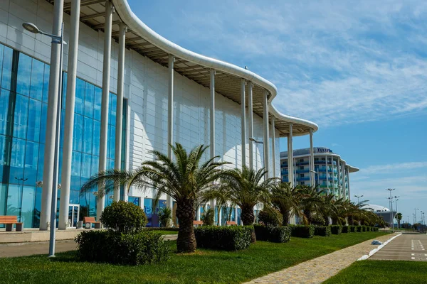 Sochi, Rússia - 13 OKT, 2016: Novo edifício moderno do Main Olympic Media Center é usado como um local para o Fórum Internacional de Investimentos da Rússia. Vista de entrada com céu azul claro no verão — Fotografia de Stock