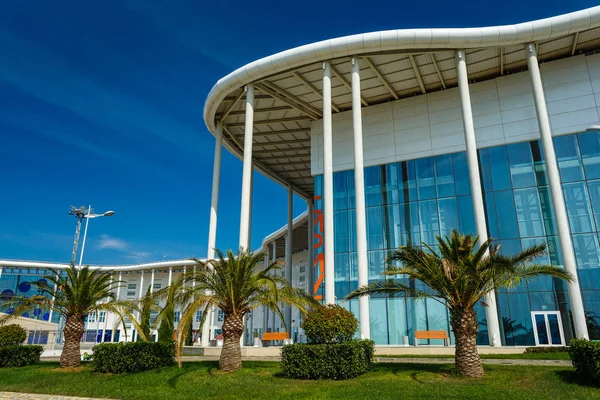 Sochi, Rússia - 13 OKT, 2016: Novo edifício moderno do Main Olympic Media Center é usado como um local para o Fórum Internacional de Investimentos da Rússia. Vista de entrada com céu azul claro no verão — Fotografia de Stock