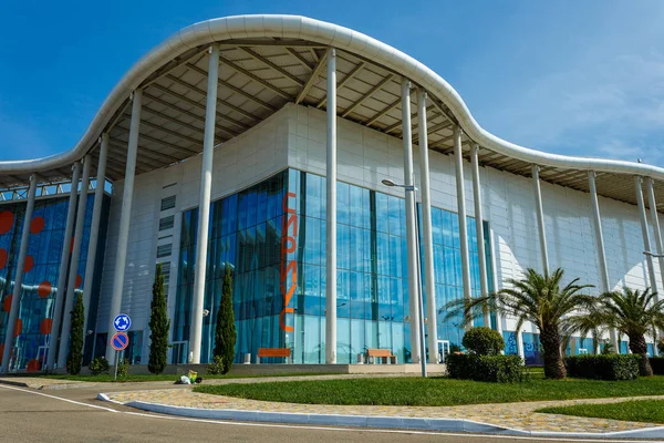 Sochi, Rússia - 13 OKT, 2016: Novo edifício moderno do Main Olympic Media Center é usado como um local para o Fórum Internacional de Investimentos da Rússia. Vista de entrada com céu azul claro no verão — Fotografia de Stock