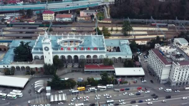 Hava Fotoğrafçılığı Bir Dron Sochi Tren Istasyonu Ile Sochi Şehir — Stok video