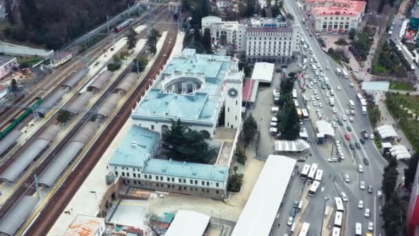 Hava Fotoğrafçılığı Bir Dron Sochi Tren Istasyonu Ile Sochi Şehir — Stok video