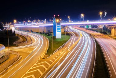 Otoyol ve Üstgeçit ile otomobil ve kamyon, değişim, iki düzeyli yol Kavşağı'nda büyük şehir. Üstten Görünüm.