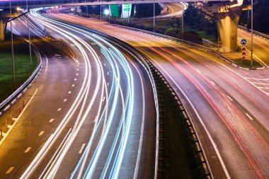 Otoyol ve Üstgeçit ile otomobil ve kamyon, değişim, iki düzeyli yol Kavşağı'nda büyük şehir. Üstten Görünüm.