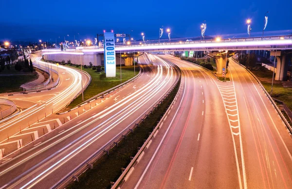 Otoyol ve Üstgeçit ile otomobil ve kamyon, değişim, iki düzeyli yol Kavşağı'nda büyük şehir. Üstten Görünüm.