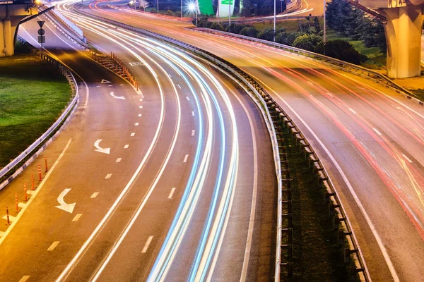 Otoyol ve Üstgeçit ile otomobil ve kamyon, değişim, iki düzeyli yol Kavşağı'nda büyük şehir. Üstten Görünüm.