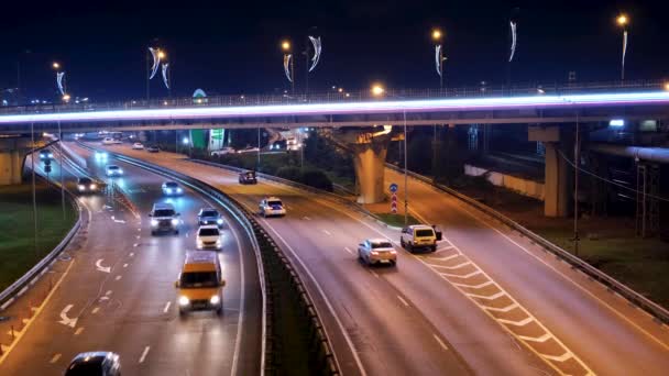 ロシアの高速道路高速道路にぎやかな市内ラッシュアワー交通渋滞ジャムの空撮夜の運転とストリー キングとレース車のタイムラプスのライトのトレイル — ストック動画