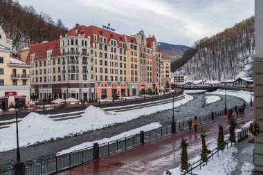 Sochi, Rusya Federasyonu - 02 Şubat, 2019: dünya sınıf Rosa Khutor kayak merkezi inşa 2014 Olimpiyat Oyunları ve nehir Mzımta için