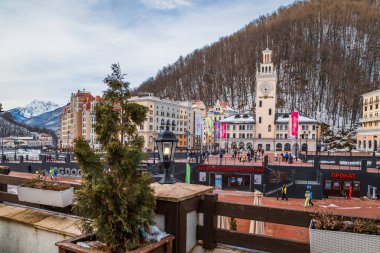 Sochi, Rusya Federasyonu - 02 Şubat, 2019: dünya sınıf Rosa Khutor kayak merkezi inşa 2014 Olimpiyat Oyunları ve nehir Mzımta için