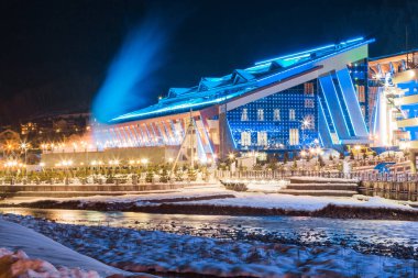 Soçi, Rusya - 02 Şubat 2019. Eğlence Merkezi Galaxy Krasnaya Polyana, Sochi. Akşam aydınlatma. İyi geceler, kar, buz.