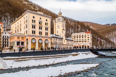 Sochi, Rusya Federasyonu - 02 Şubat, 2019: dünya sınıf Rosa Khutor kayak merkezi inşa 2014 Olimpiyat Oyunları ve nehir Mzımta için