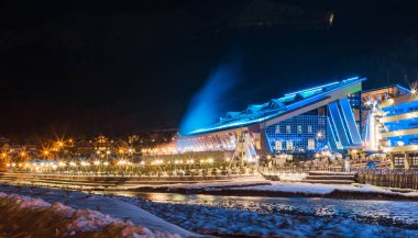 Soçi, Rusya - 02 Şubat 2019. Eğlence Merkezi Galaxy Krasnaya Polyana, Sochi. Akşam aydınlatma. İyi geceler, kar, buz.