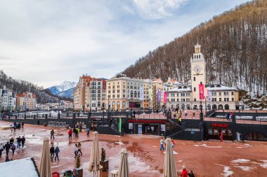 Sochi, Rusya Federasyonu - 02 Şubat, 2019: dünya sınıf Rosa Khutor kayak merkezi inşa 2014 Olimpiyat Oyunları ve nehir Mzımta için