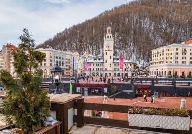 Sochi, Rusya Federasyonu - 02 Şubat, 2019: dünya sınıf Rosa Khutor kayak merkezi inşa 2014 Olimpiyat Oyunları ve nehir Mzımta için
