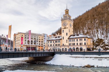 Sochi, Rusya Federasyonu - 02 Şubat, 2019: dünya sınıf Rosa Khutor kayak merkezi inşa 2014 Olimpiyat Oyunları ve nehir Mzımta için