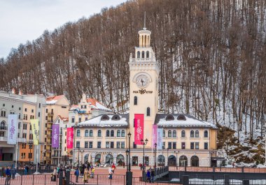 Sochi, Rusya Federasyonu - 02 Şubat, 2019: dünya sınıf Rosa Khutor kayak merkezi inşa 2014 Olimpiyat Oyunları ve nehir Mzımta için