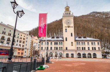 Sochi, Rusya Federasyonu - 02 Şubat, 2019: dünya sınıf Rosa Khutor kayak merkezi inşa 2014 Olimpiyat Oyunları ve nehir Mzımta için