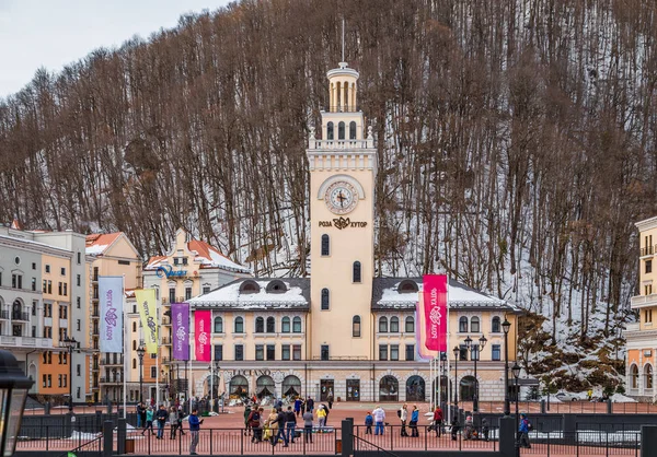 Sochi, Rusya Federasyonu - 02 Şubat, 2019: dünya sınıf Rosa Khutor kayak merkezi inşa 2014 Olimpiyat Oyunları ve nehir Mzımta için