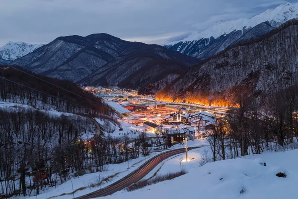 Χιονοδρομικό Θέρετρο Κράσναγια Πολιάνα Gorki Οδό Στην Πόλη Περιβάλλεται Από — Φωτογραφία Αρχείου