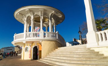 Sochi, Rusya Federasyonu - 28 Şubat 2019: Rotunda Sochi seap dolgu üzerinde