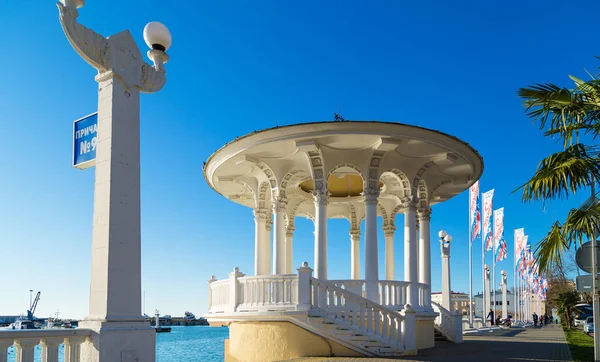 Sochi, Oroszország - 2019. február 28.: Rotunda-a töltésen a Sochi seap — Stock Fotó