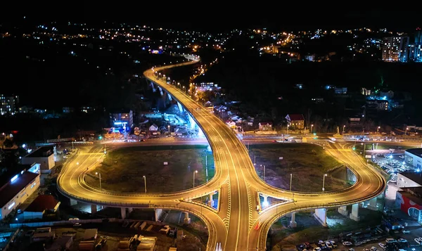 Vista aérea acima das movimentadas junções rodoviárias à noite . — Fotografia de Stock