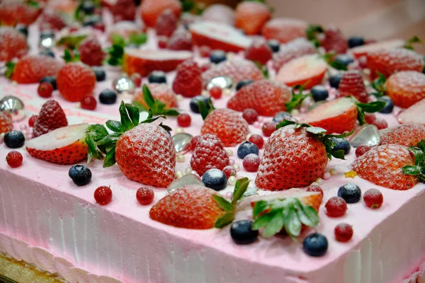 Gâteau aux fraises Joyeux anniversaire couleur rose — Photo