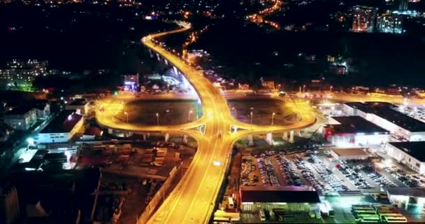 Hyperlapse タイムラプス夜都市交通の ウェイ停止通りの交差点に ロシア 水平空撮 — ストック動画