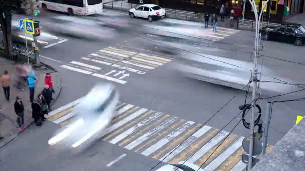 Lapso Tempo Dos Pedestres Tráfego Através Intersecção Sochi Rússia Lugar — Vídeo de Stock