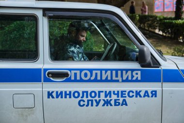 Soçi, Rusya - 10 Mar 2019. Bir polis araba ve fil oturuyor