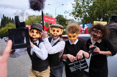 Soçi, Rusya - 10 Mar 2019. Maskeleri maymunlar tiyatro oyuncuları