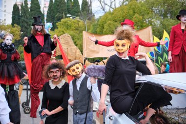 Soçi, Rusya - 10 Mar 2019. Maskeleri maymunlar tiyatro oyuncuları