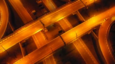 Hyperlapse timelapse gece şehir trafik 4 yönlü stop Caddesi kavşak daire dolambaçlı Sochi, Rusya Federasyonu. 4 k Uhd havadan görünümü.