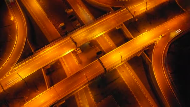 Hyperlapse Zeitraffer Des Nächtlichen Stadtverkehrs Auf Wege Stop Straße Kreisverkehr — Stockvideo