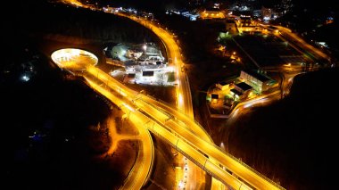 Gece sahne Kavsagi yol ile araç hareket hava görünümünü dron, şehir ulaşım, Sochi, Rusya Federasyonu tarafından çapraz